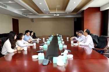 平湖市关工委主任邱其良莅临优发国际纸业调研下一代事情