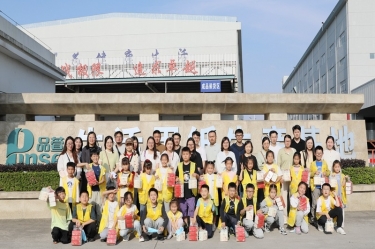 探寻古法武艺 感受造纸生气 |“小脚走平湖”之“纸业达人”亲子研学活动走进优发国际纸业